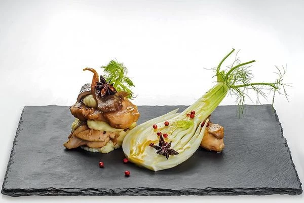 На подогретую тарелку выложить башенку из кусочков кролика, чередуя с пюре. Украсить грибами, свежим фенхелем, полить оставшимся от кролика соком.