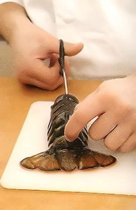 Примерно за 40 мин. до подачи замочите шафран в небольшом количестве бульона на 10 мин. Мелко нарежьте лук. Перцы очистите от плодоножки и сердцевины, нарежьте так же мелко, как лук. Измельчите чеснок и помидоры. Разогрейте в большой глубокой сковороде с толстым дном масло, положите лук и сладкий перец, обжаривайте на среднем огне до мягкости. 5 мин. Добавьте чеснок, готовьте еще 2 мин. Всыпьте рис, обжаривайте, помешивая, 5 мин.