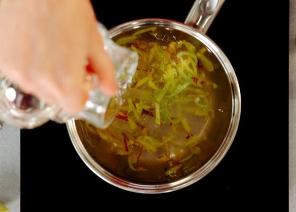 Влить горячую кипяченую воду, довести до кипения.
