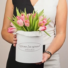 Букет розовых тюльпанов в шляпной коробке L ~21шт