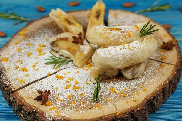 Посыпать сверху сахарной пудрой. 