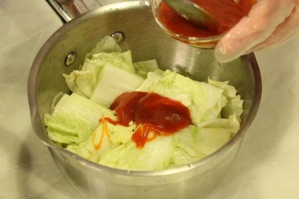 В теплой воде растворить морскую соль, опустить в раствор капусту на 1 час.