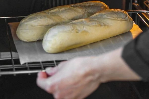 Багет разморозить, запекать при 200 градусах в течение 10 минут.