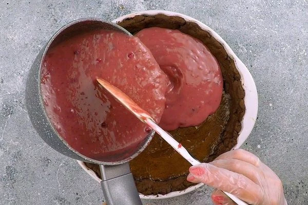  Затем сверху выложить ягодный крем. Убрать в холодильник на 3-4 часа (можно на ночь).
