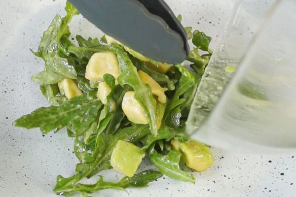 На блюдо для подачи выложить салат, рядом креветки с тыквой. 
