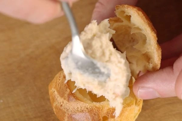 У готовых профитролей срезать верхушку. Наполнить первые профитроли муссом из креветок.
