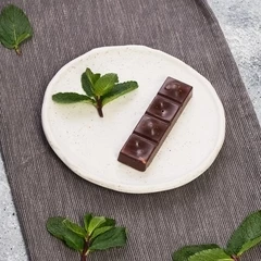 Шоколад горький 59% без сахара с вишней и миндалем Пища богов 30г