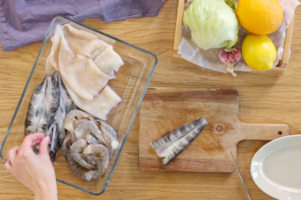 Ледяную рыбу разморозить на нижней полке холодильника, разделать на филе.  