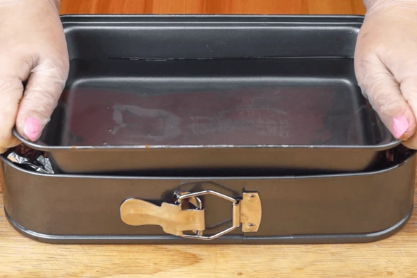 Вынуть готовый рулет, установить сверху груз и остудить в холодильнике. 