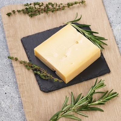 Сыр полутвердый Эмменталь 45% жир. Деликатеска ~200г-1}