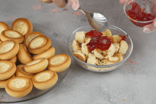 Оставшиеся серединки перемешать с джемом (или сгущенкой) — это будет наша начинка.