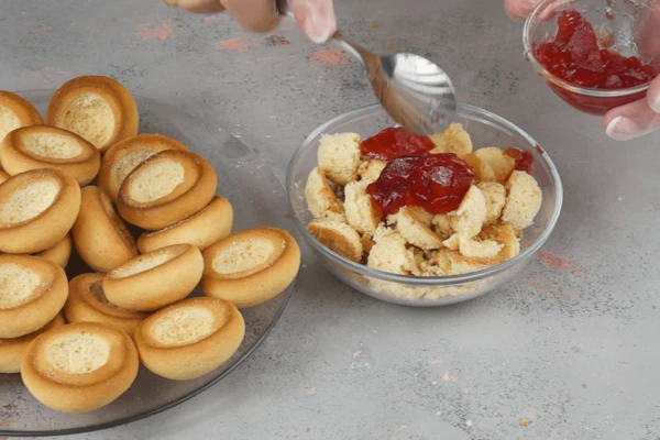 Оставшиеся серединки перемешать с джемом (или сгущенкой) — это будет наша начинка.