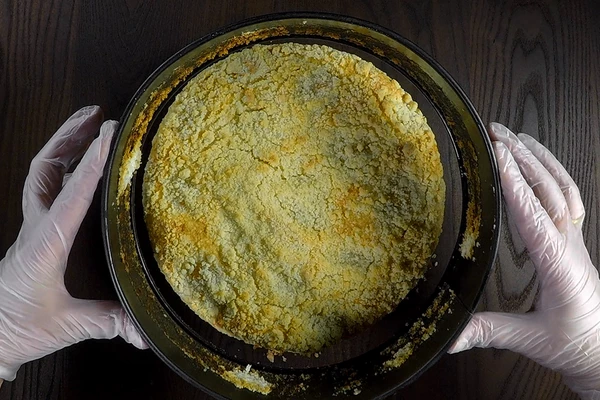 Выпекать в разогретой до 180-200С духовке до золотистого цвета, примерно 15-20 минут.