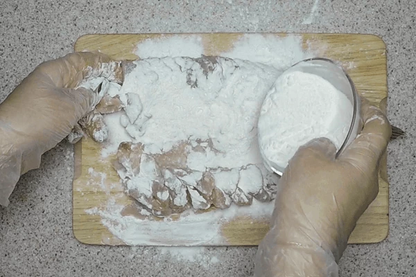 Замаринованного карпа обвалять в крахмале.