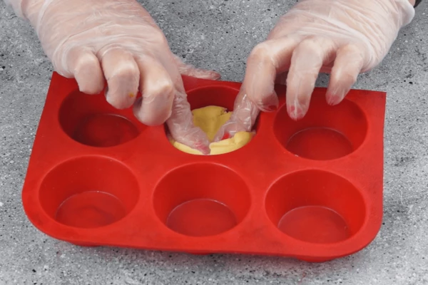  Готовое тесто разделить на порции, по количеству формочек (у нас получилось 10 штук в формочках высотой и диаметром 5 см). 