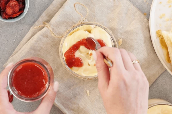 На крем выложить ягодное пюре. 
