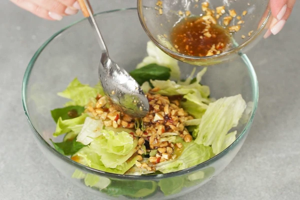  Полить заправкой и перемешать салат.

