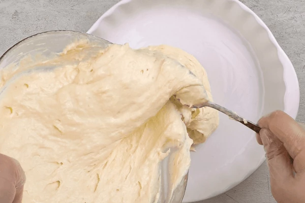 Затем в форму вылить чуть больше половины теста.