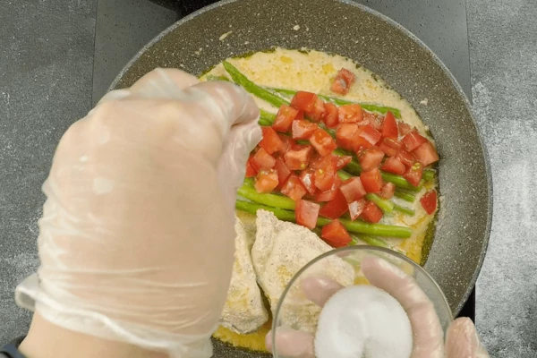  За 5 минут до окончания приготовления добавить спаржу (ее достаточно просто прогреть с соусом) и помидоры. 