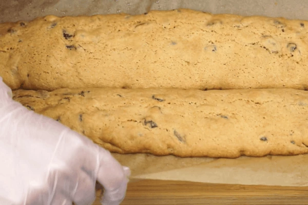 Выложить на противень в виде «батончиков», выпечь в разогретой до 160С духовке 30-35 минут до золотистого цвета. 