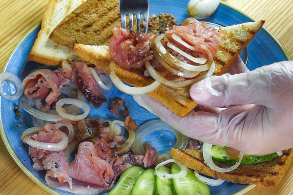 На ломтик хлеба выложите пластик огурчика, сверху строганину с луком. Или сбрызните рыбу соевым соусом, перемешайте и выложите на ломтик хлеба.