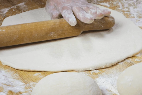 Один колобок раскатать диаметром ~25см. 