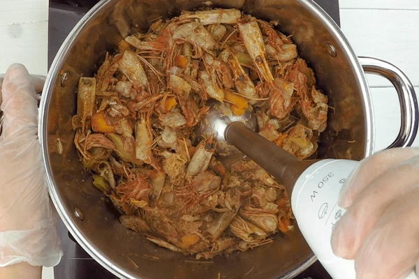 Пробить блендером до однородного состояния. Получившееся креветочное пюре протереть через сито.