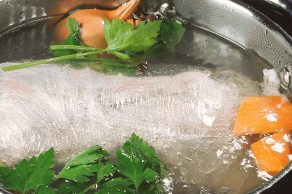 Готовую курицу вынуть из бульона, дать остыть до комнатной температуры. Убрать в холодильник на 4-5 часов.