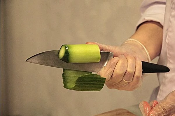 Разморозьте салат Чука и кальмара  на верхней полке холодильника. Тушки кальмара,  почистите и отварите в течение 3 минут в кипящей подсоленной воде