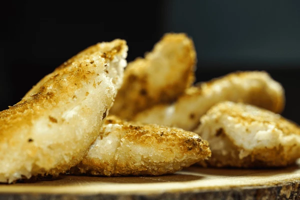 Готовые кусочки рыбы переложить на бумажное полотенце, чтобы стекли остатки масла.