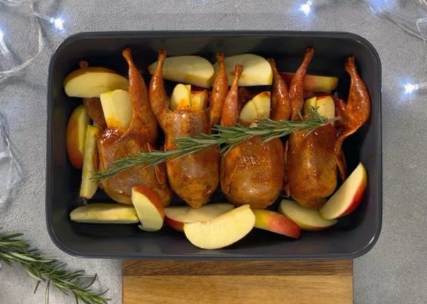 Оставшиеся яблоки положить по краям, сверху положить веточку розмарина. Выпекать 30-35 мин. При температуре 180 градусах.