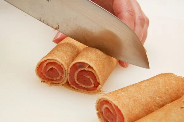  Разрезать блины на 4-5 примерно равных кусочков

 