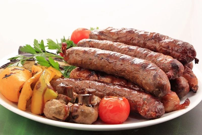 Купаты на гриле с овощами