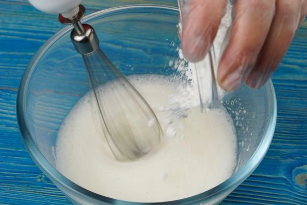 Взбить венчиком до образования пены, затем добавить сахарную пудру.