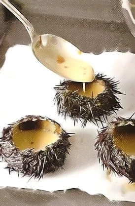 Остудите ежей до комнатной температуры, 15 мин., выложите на блюдо. В каждую раковину положите по 2-3 ч. л. граните.