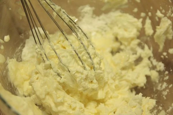 Сахар растопить на сковороде до карамельного цвета. Половинки оставшихся орехов выложить на пергамент и полить карамелью. Дать остыть.