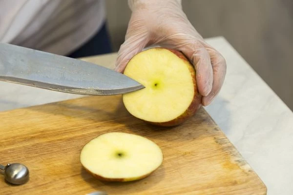 Возьмите крупное яблоко, промойте. Отрежьте "крышечку". 