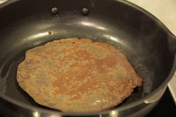 Пожарить тонкие блинчики на разогретой сковороде.