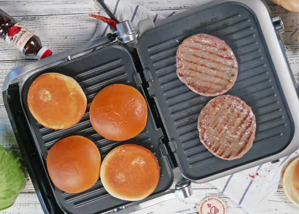 Котлеты и булочки разморозить на нижней полке холодильника. Обжарить с всех сторон на гриле. Котлеты жарить до готовности.