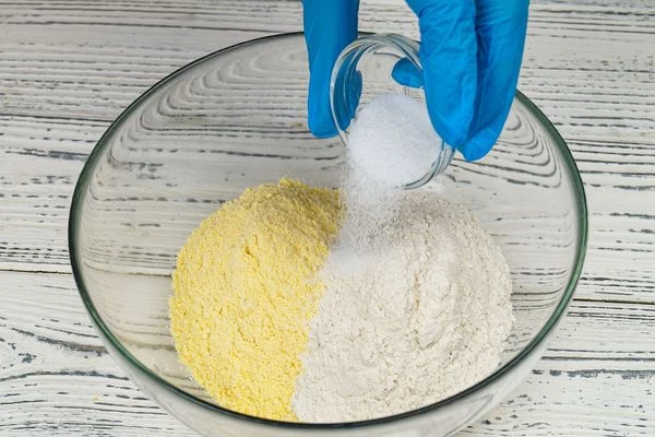 В глубокой чашке смешать муку и соль.