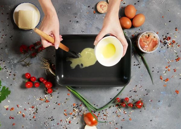 Форму для запекания смазать половиной растопленного сливочного масла. 