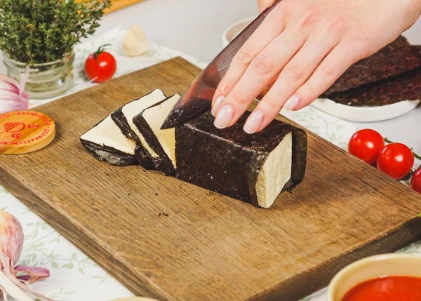 Нарезать ломтиками по 0,5 см.