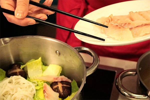 Грибы шиитаке, замоченные на ночь в воде, нужно вынуть из воды, снова залить свежей порцией воды и отварить 15-20 минут до мягкости.