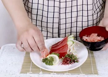 Поверх нарезанных овощей положите кусочки рыбы, смазанные васаби.