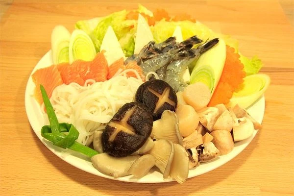 Морковь очистите, по бокам сделайте бороздки с помощью ножа, нарежьте колечками. В результате у вас получится красивая нарезка звездочкой.