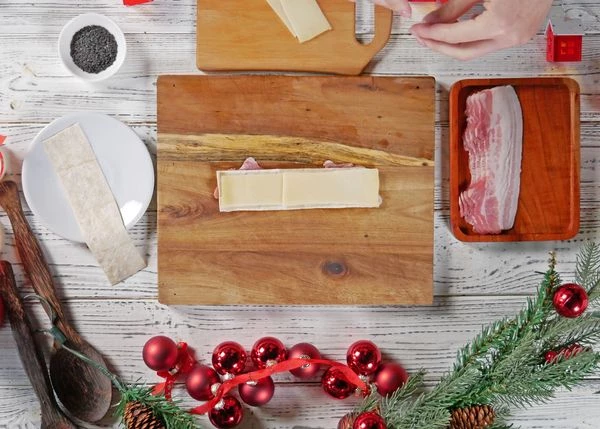 На бекон выложить лаваш, затем ломтик сыра.