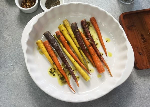 Морковь вымыть. Переложить в форму для запекания. Полить ароматным маслом, поставить в разогретую до 190 градусов духовку на 15-20 минут. 