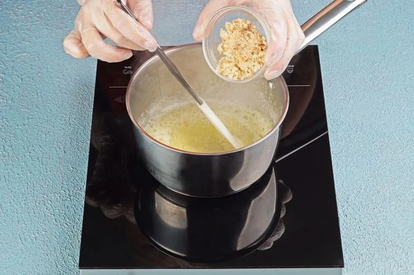 К маслу добавить панировочные сухари.