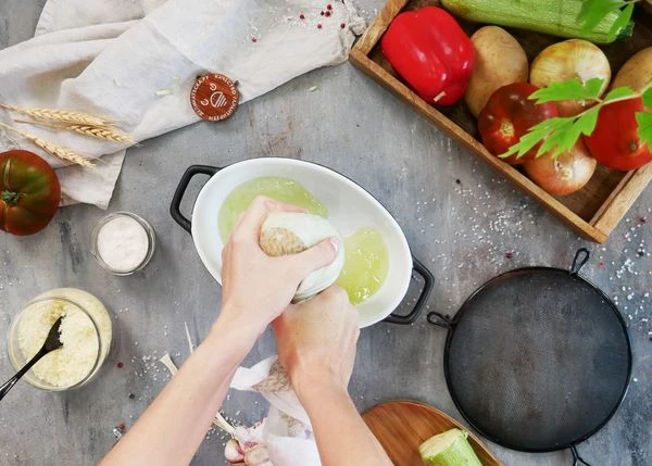 Отжать сок через полотенце.