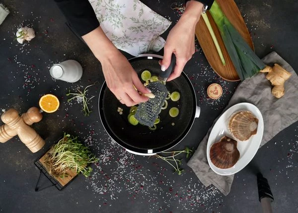 На сковороде обжарить в течение 1 минуты нарезанный кольцами лук порей и лемонграсс. Натереть корень имбиря и чеснок, перемешать, обжарить еще 1 минуту. 